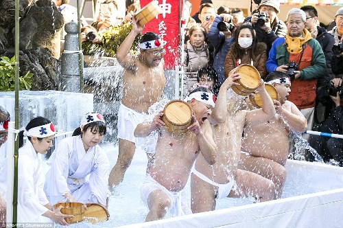 Cũng tại Tokyo, ở đền Teppozu Inari Shinto, nhiều du khách và người dân địa phương đang vây quanh bể tắm để theo dõi nghi lễ này. Cũng tại Tokyo, ở đền Teppozu Inari Shinto, nhiều du khách và người dân địa phương đang vây quanh bể tắm để theo dõi nghi lễ này.